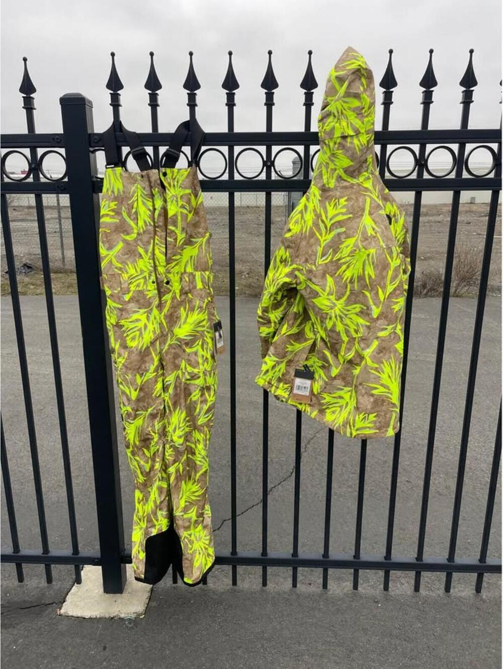 North Face "Prairie Paintbrush" Ski Set: Women’s L Jacket & Men’s M Freedom Bibs